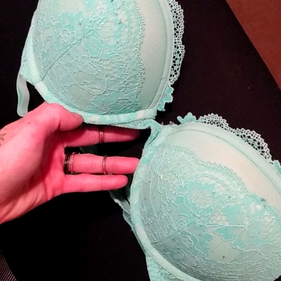 Bras - Picture 3 of 4